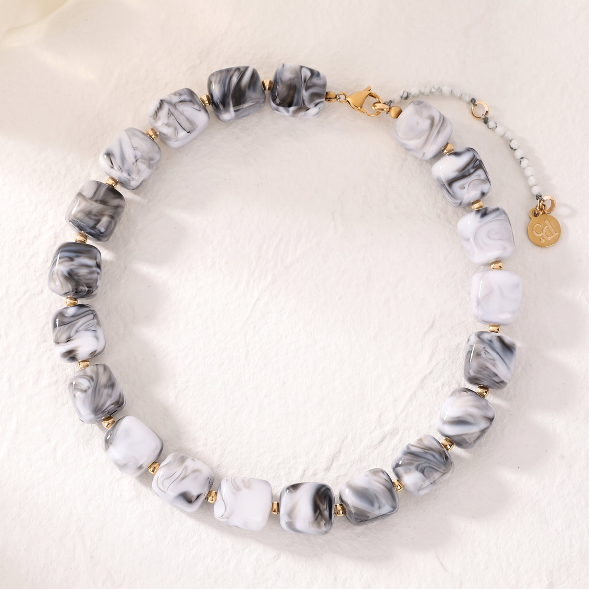 Collana con perline quadrate spesse effetto marmo