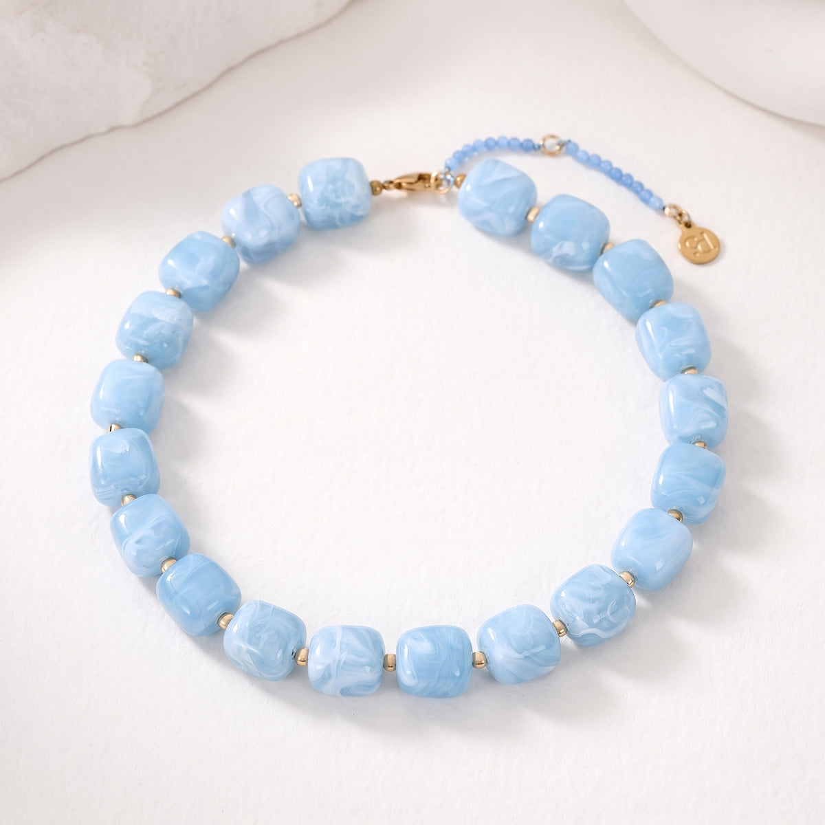 Collana con perline quadrate spesse azzurro chiaro