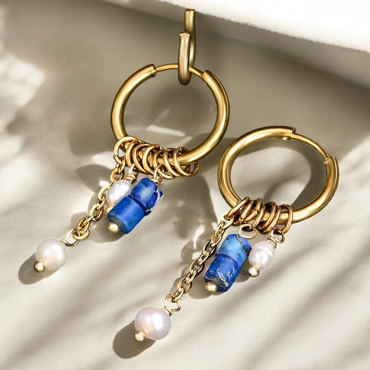 Orecchini a cerchio con pendente a fiore di lapislazzuli dorati