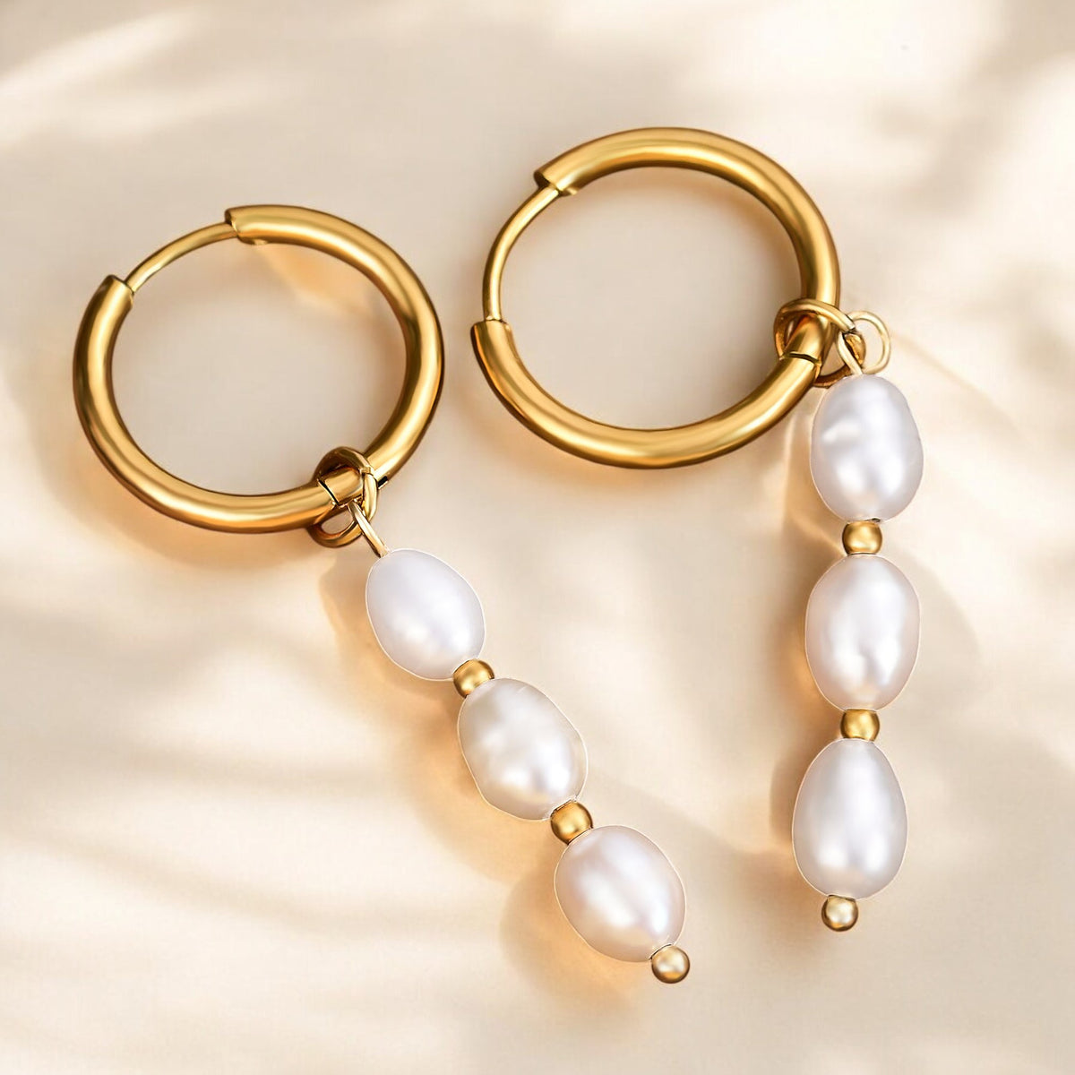 Orecchini a cerchio con perle a cascata lucenti