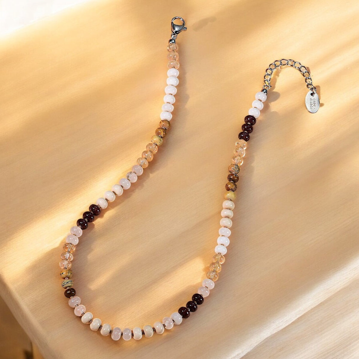 Collana in pietra di sabbia dorata