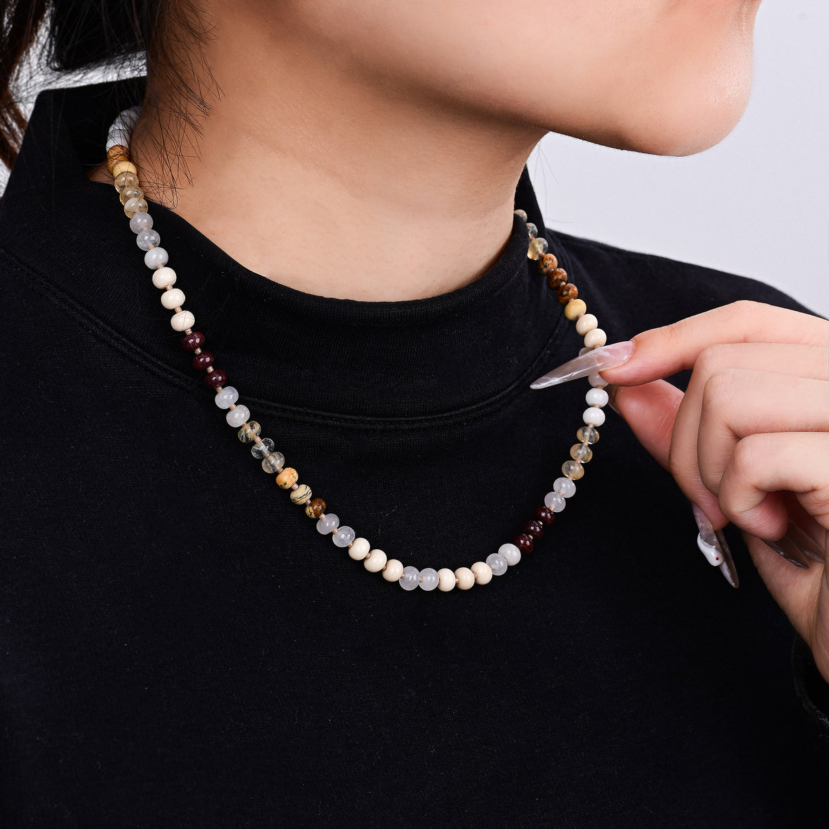 Collana in pietra di sabbia dorata