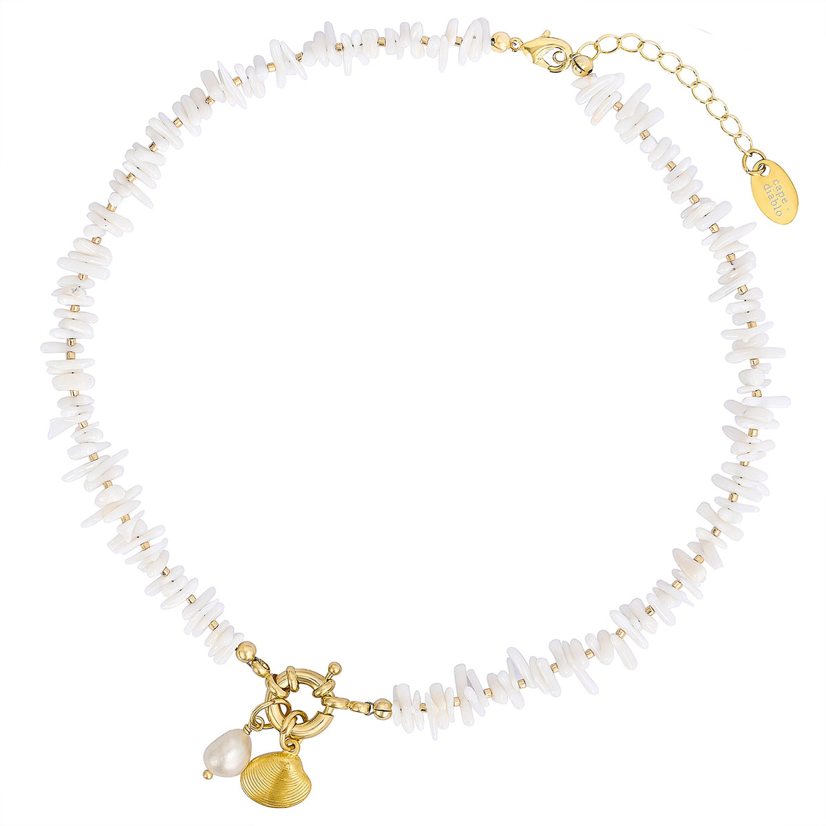 Collana di perle con conchiglia costiera