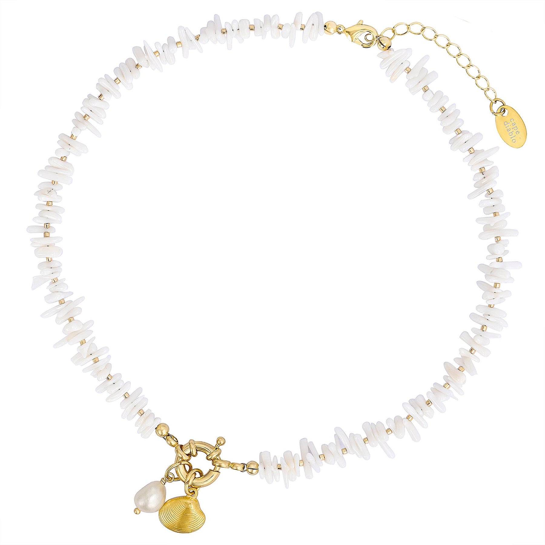 Collana di perle con conchiglia costiera