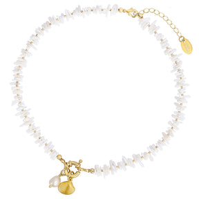 Collana di perle con conchiglia costiera