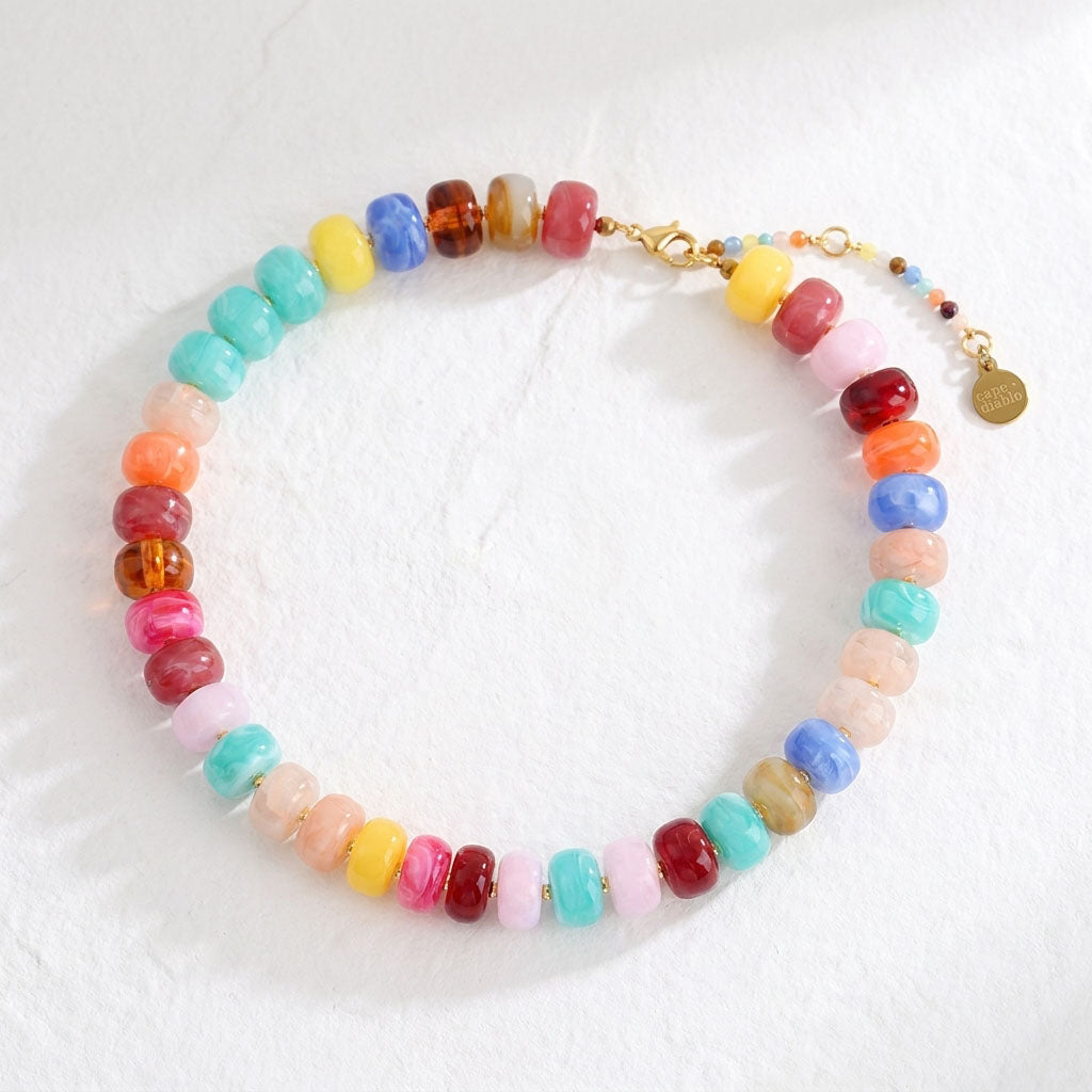 Collana arcobaleno luminosa e vistosa