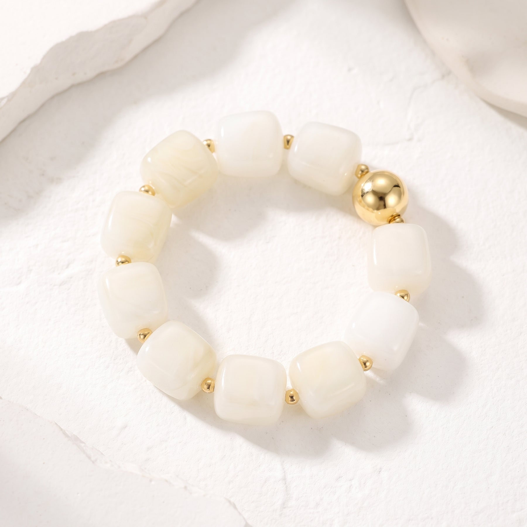 Bracciale massiccio in avorio illuminato dalla luna