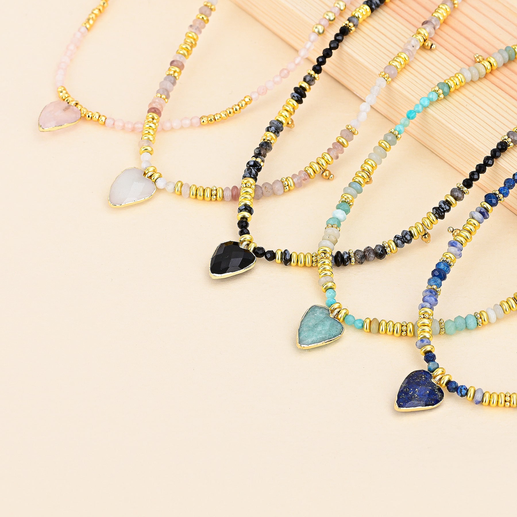 Collana con ciondolo a forma di rosa e amore
