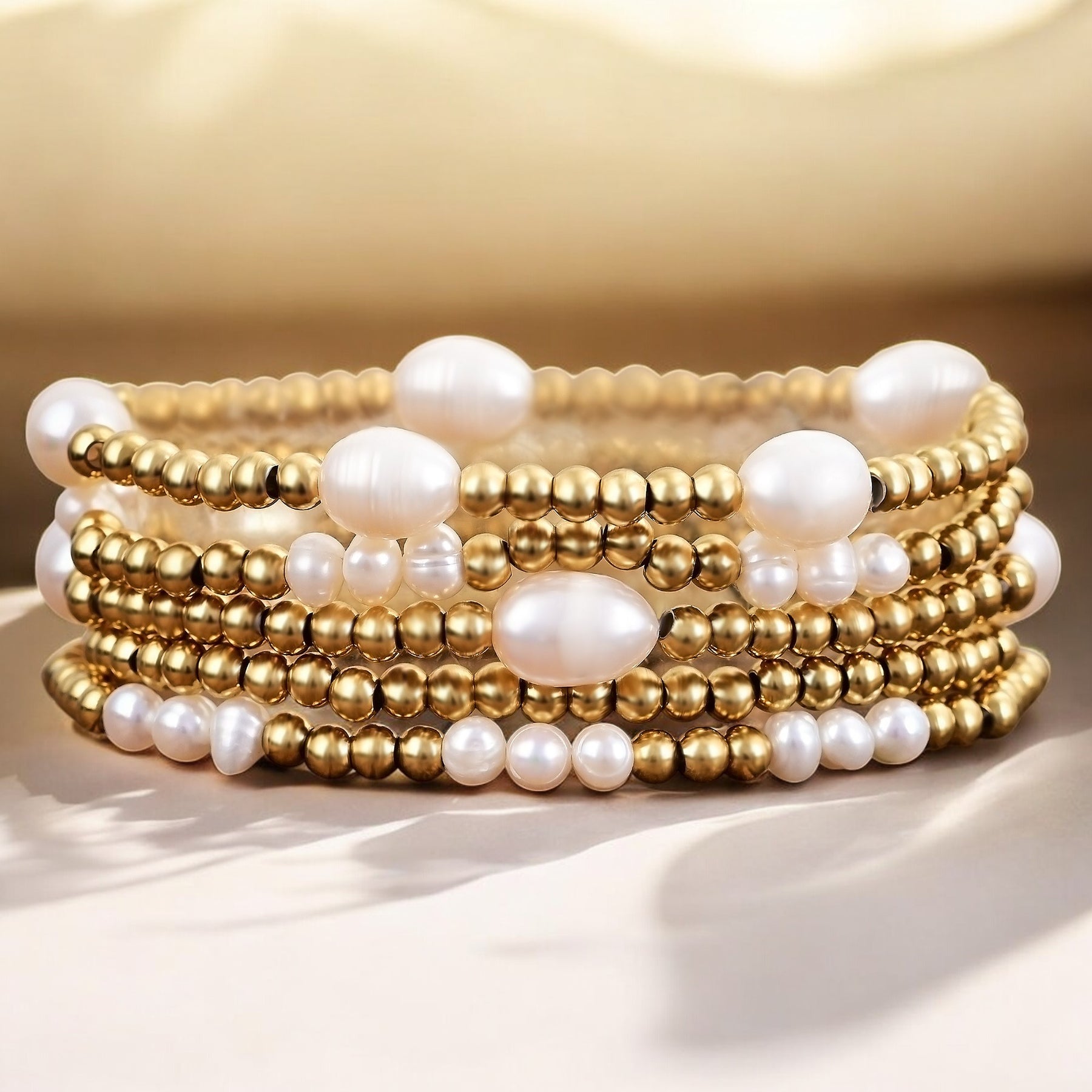 Set di bracciali in oro e perle