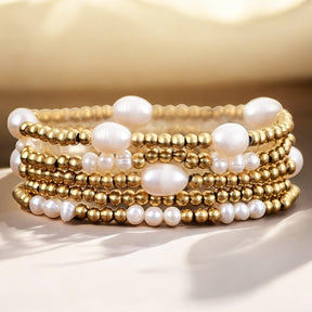 Set di bracciali in oro e perle