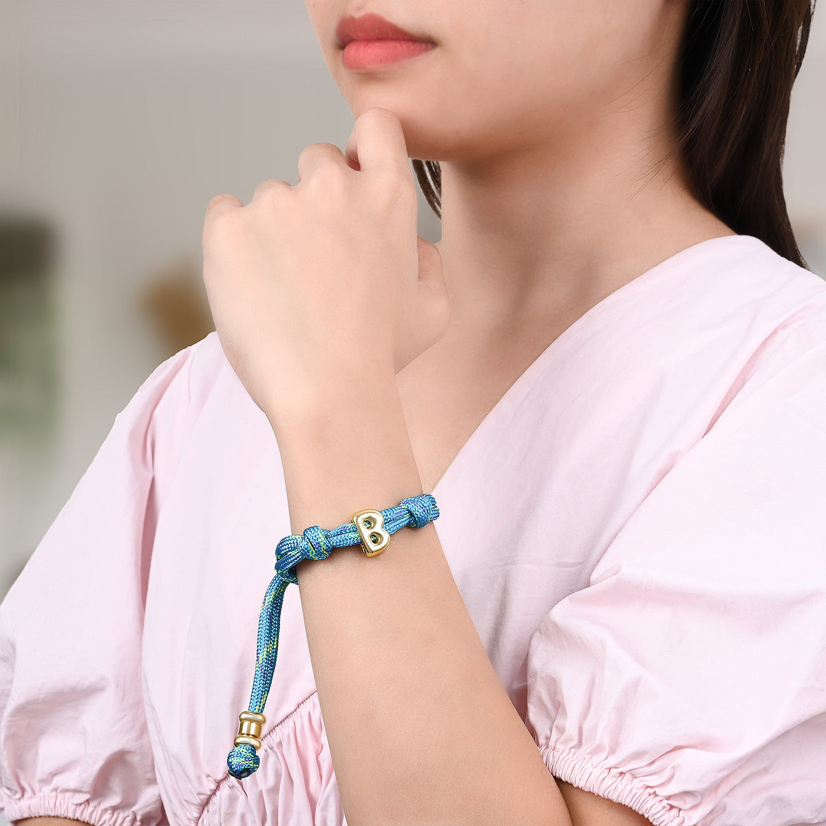 Braccialetti con iniziale annodata Bracelets