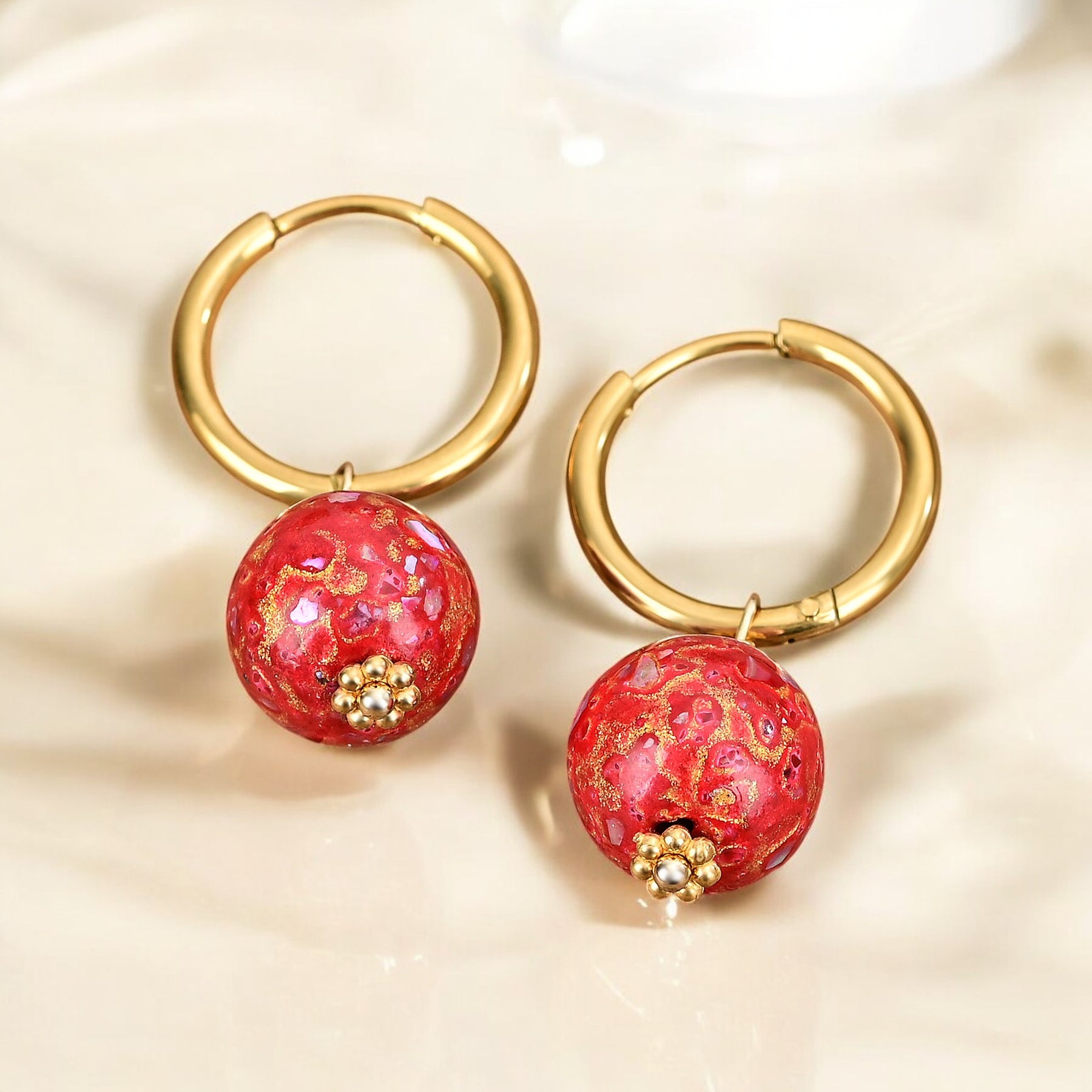 Orecchini a cerchio con sfera maculata Crimson Orbit