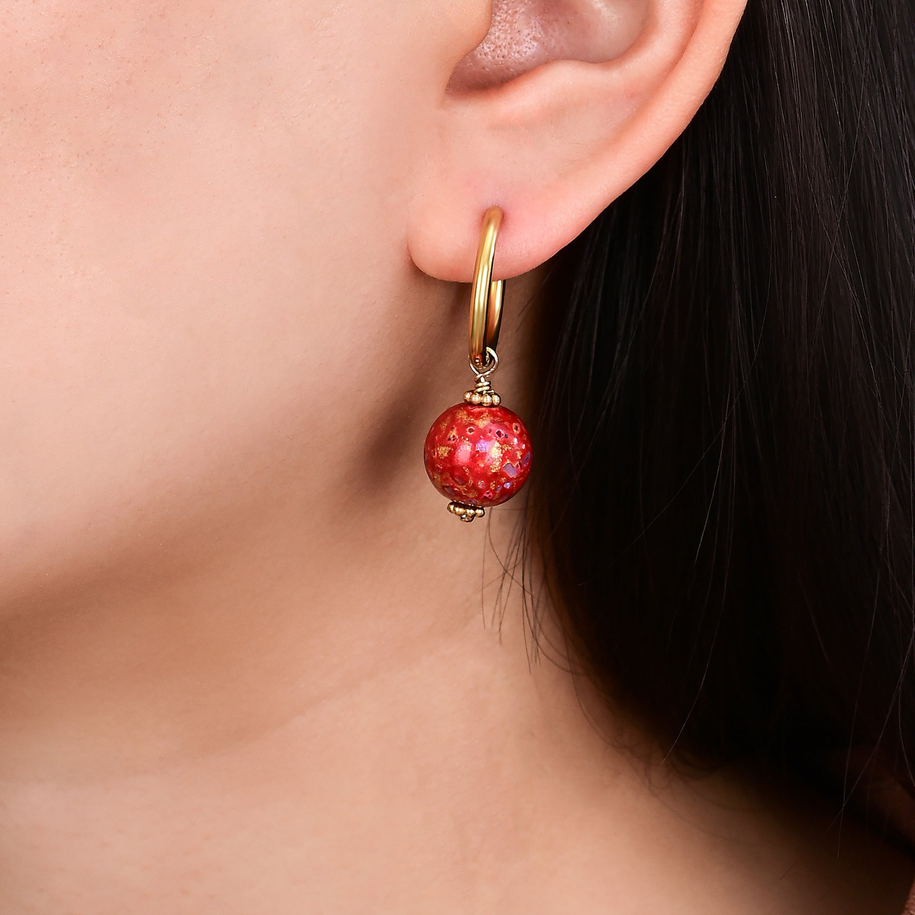 Orecchini a cerchio con sfera maculata Crimson Orbit