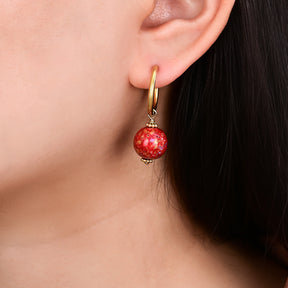 Orecchini a cerchio con sfera maculata Crimson Orbit
