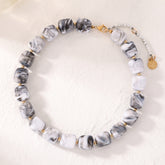 Collana con perline quadrate spesse effetto marmo