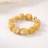 Bracciale chunky color miele illuminato dal sole