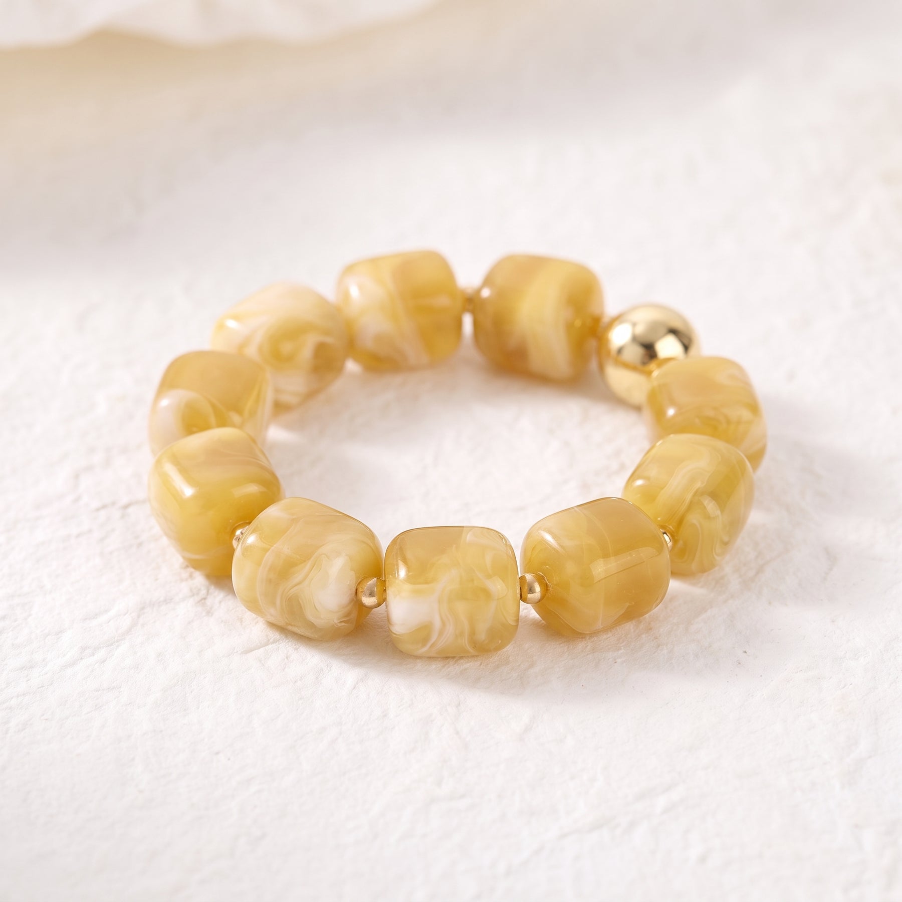 Bracciale chunky color miele illuminato dal sole