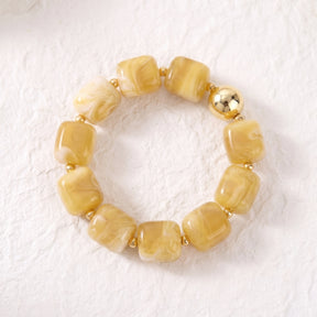 Bracciale chunky color miele illuminato dal sole