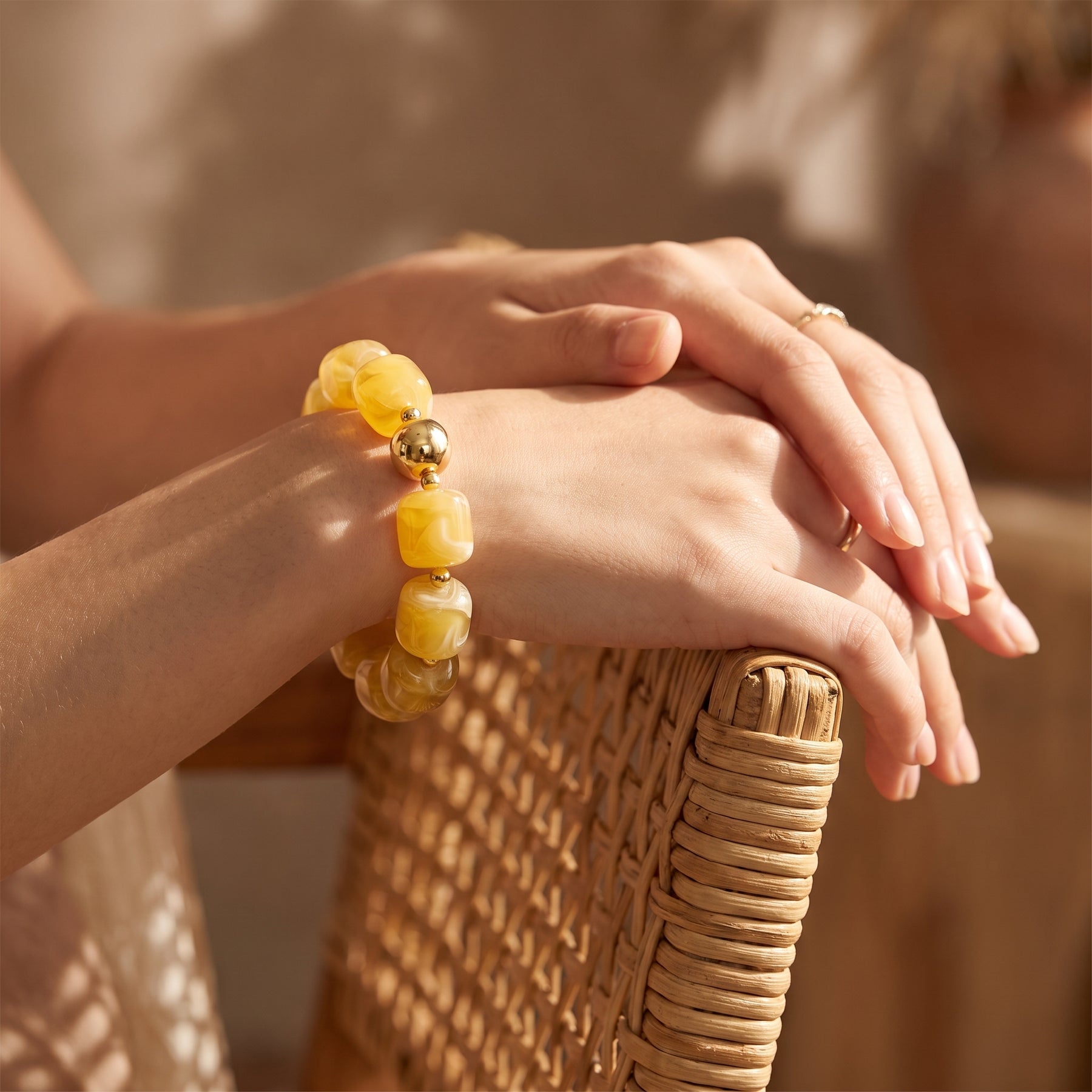 Bracciale chunky color miele illuminato dal sole