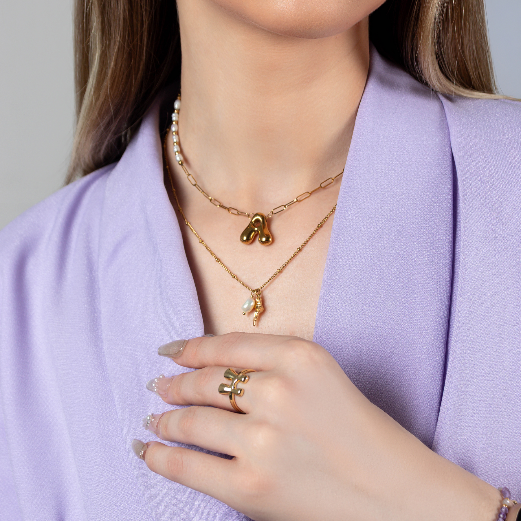 Collana iniziale con lettera a bolla dorata
