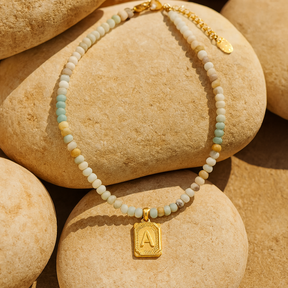 Collana con ciondolo lettera iniziale in amazzonite