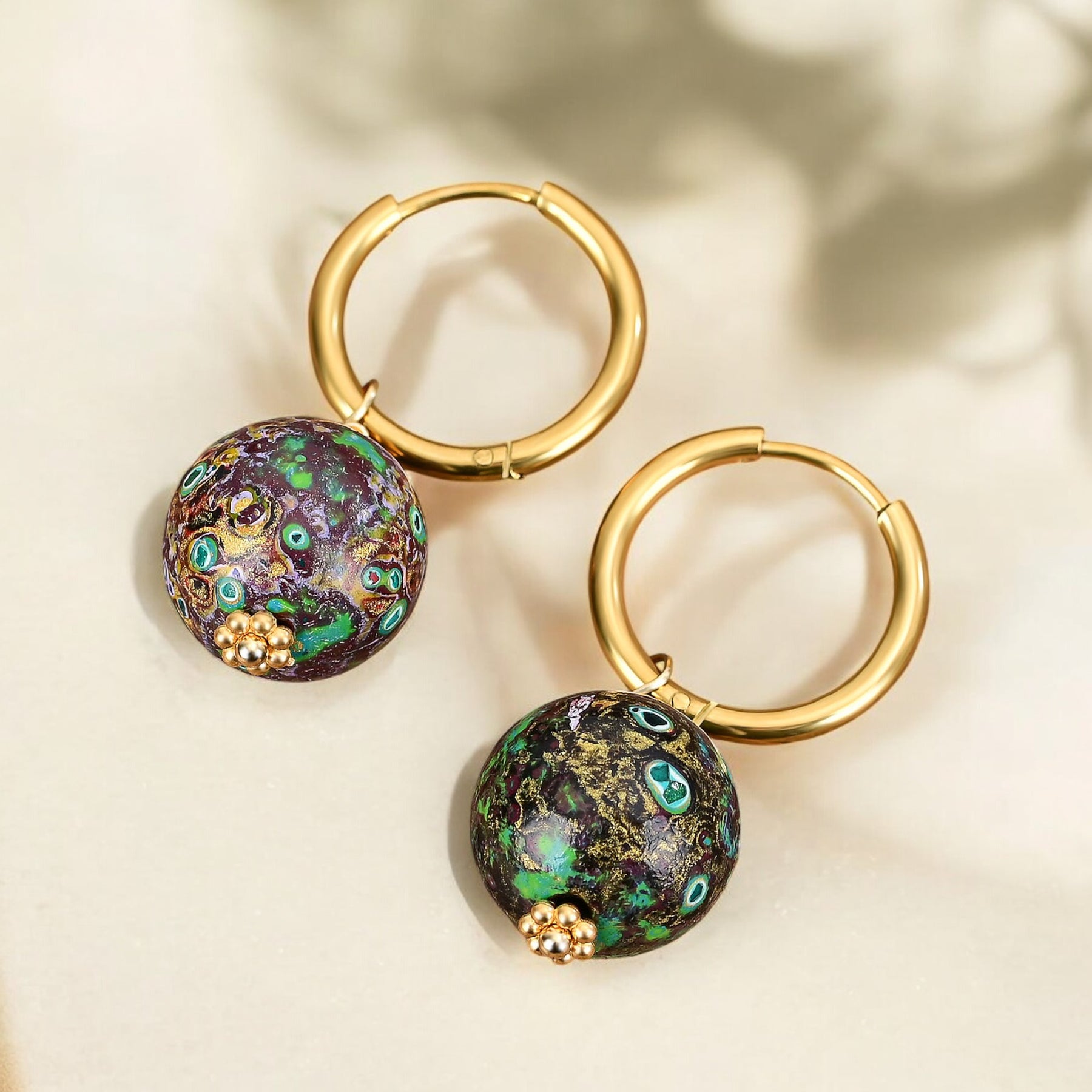 Orecchini a cerchio con sfera maculata Emerald Eclipse