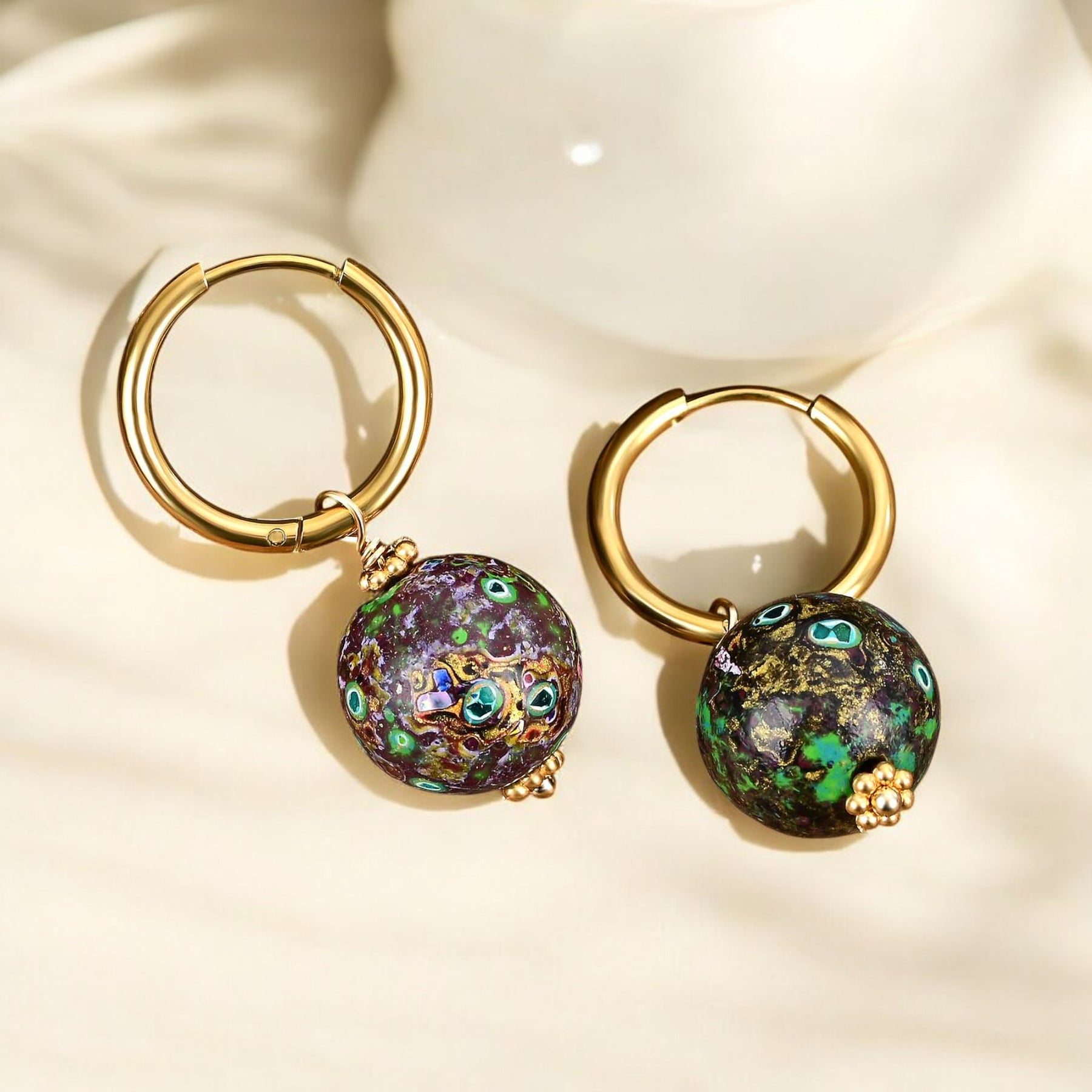 Orecchini a cerchio con sfera maculata Emerald Eclipse