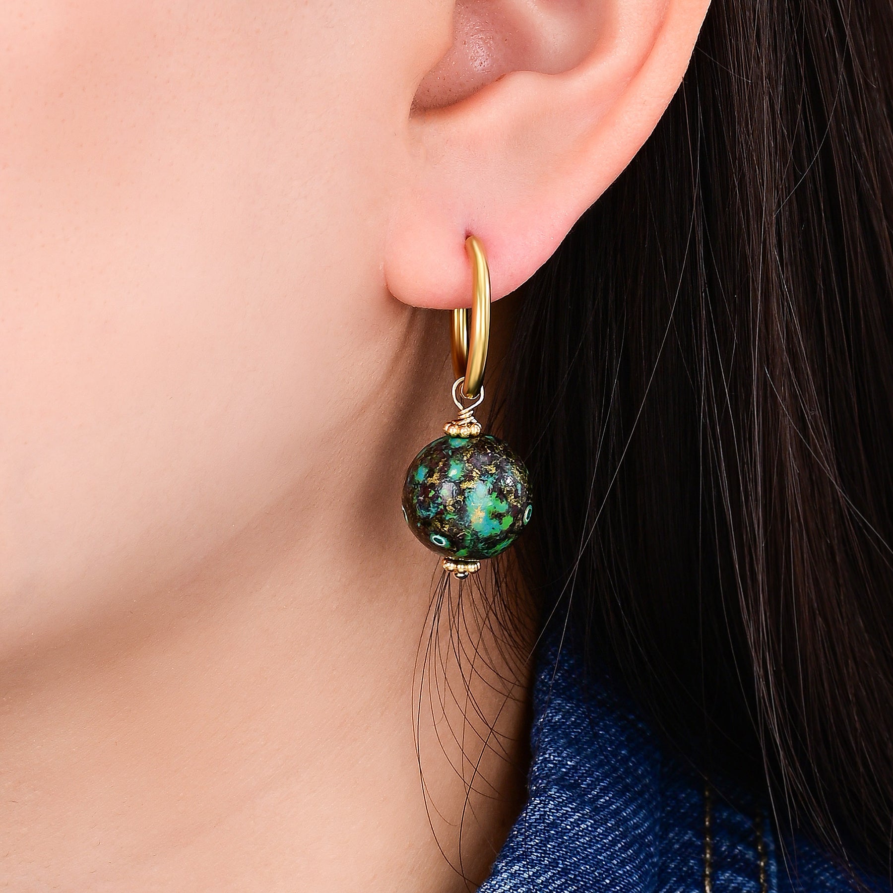 Orecchini a cerchio con sfera maculata Emerald Eclipse