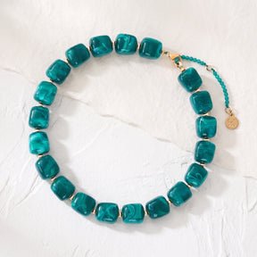 Collana con perline quadrate spesse effetto marmo
