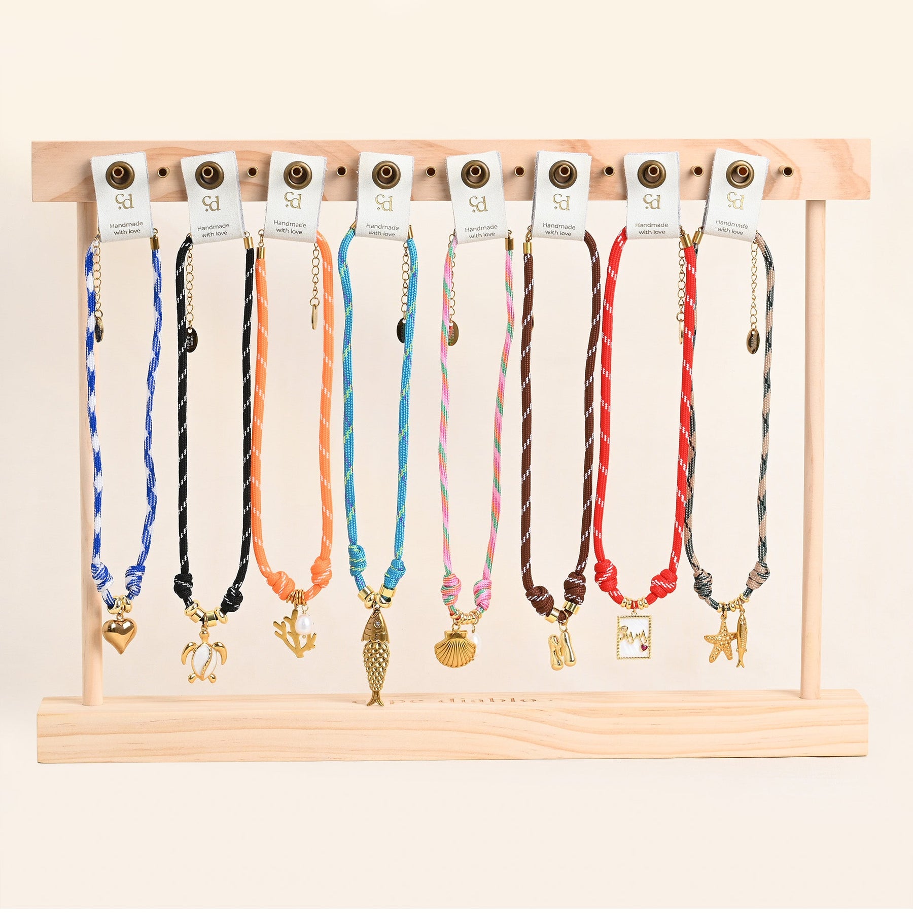 Collana con ciondolo a lettere a bolle dorate