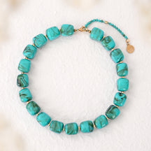 Collana con perline quadrate spesse azzurro chiaro
