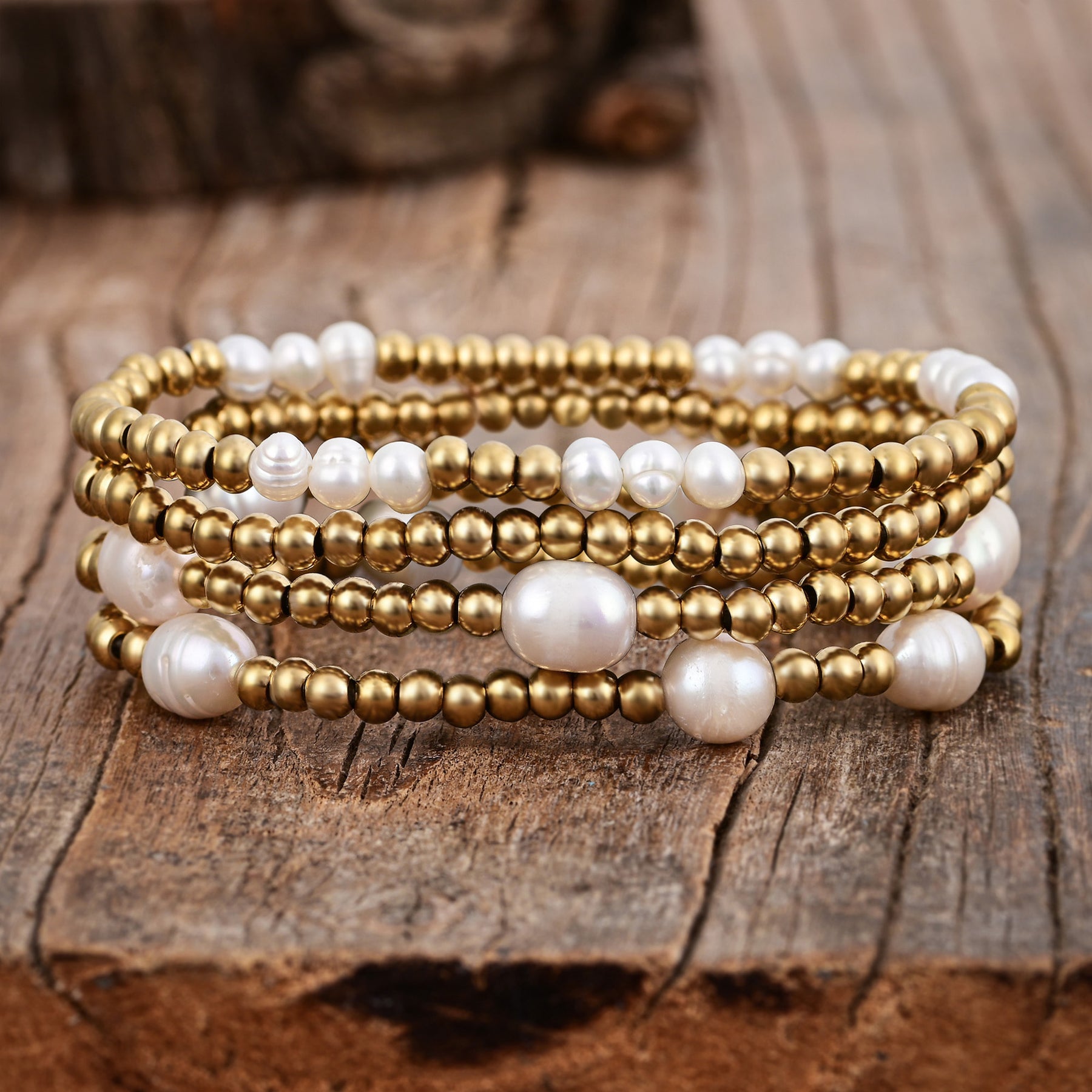 Set di bracciali in oro e perle