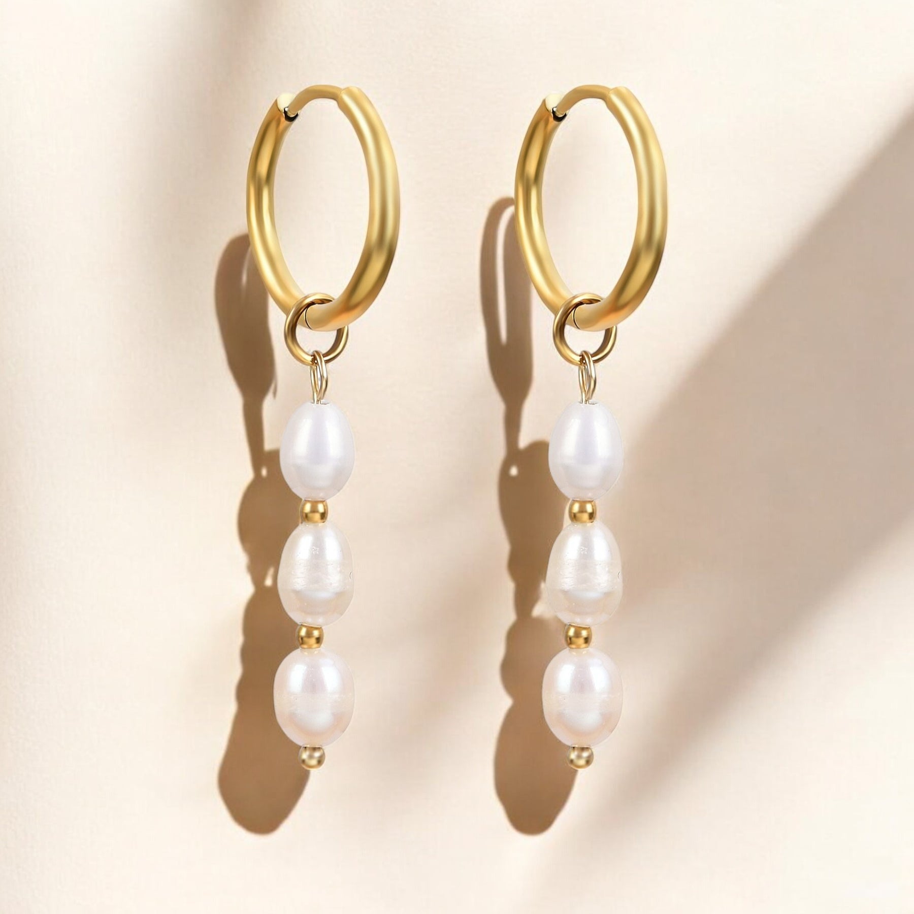 Orecchini a cerchio con perle a cascata lucenti