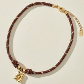 Collana con ciondolo a lettere a bolle dorate